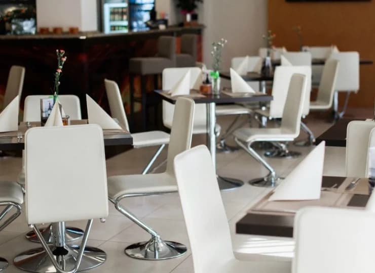 Wystrój w restauracji jest prosty i elegancki