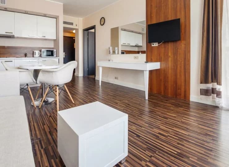 W każdym apartamencie podłączono telewizor z płaskim ekranem
