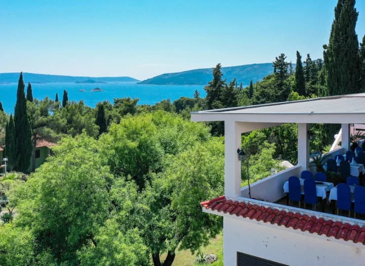 Restauracja ma taras z widokiem na morze