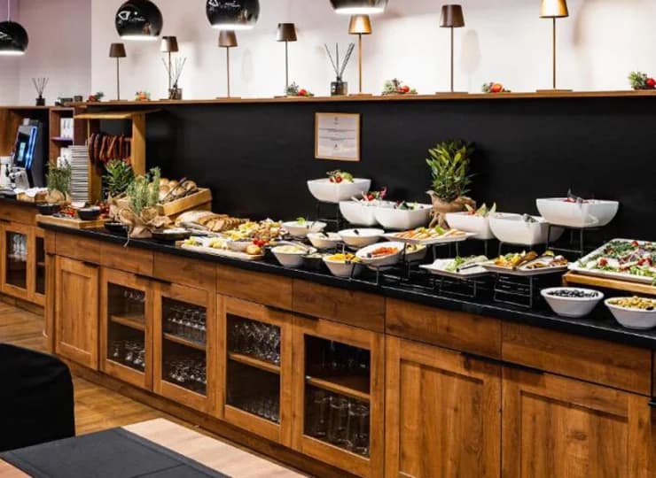 Tutejsza restauracja specjalizuje się w lokalnych smakach i misji slow food