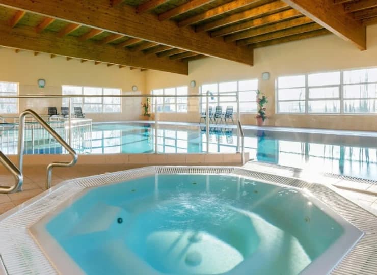 W tym basen o wymiarach 18x7 metrów, jacuzzi oraz sauny
