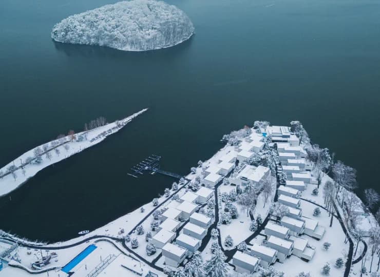 Budynki resortu Lemon na tle jeziora, widoczna też Małpia Wyspa