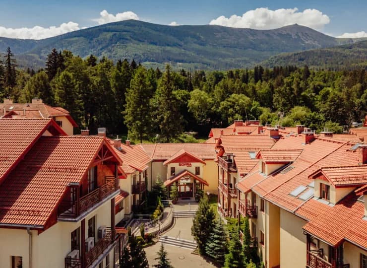 Z obiektu widać doskonale panoramę Karkonoszy