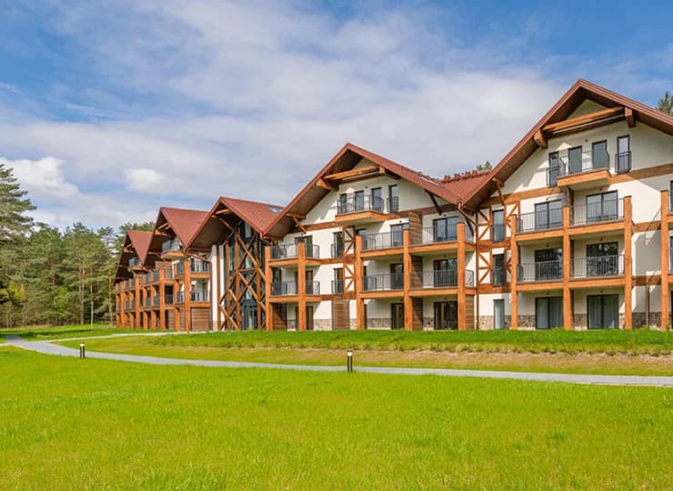 Apartamentowiec Sun & Snow Zapach Lasu jest otoczony lasem