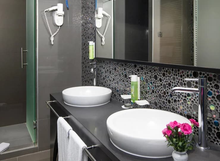 Apartament 2+2 ma dwie łazienki - z wanną i prysznicem