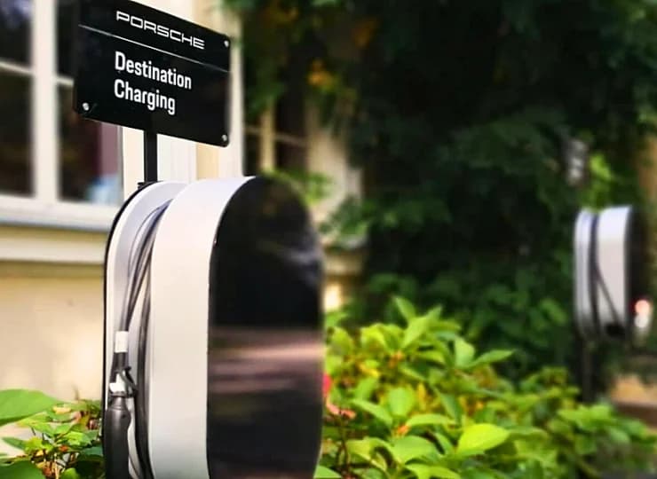 W obiekcie są ładowarki do samochodów elektrycznych