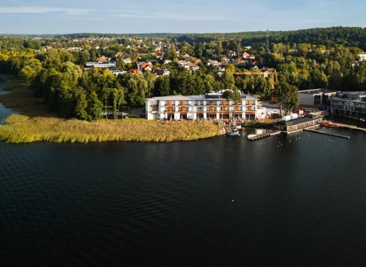 Stylistyka budynku świetnie wpasowuje się w otoczenie