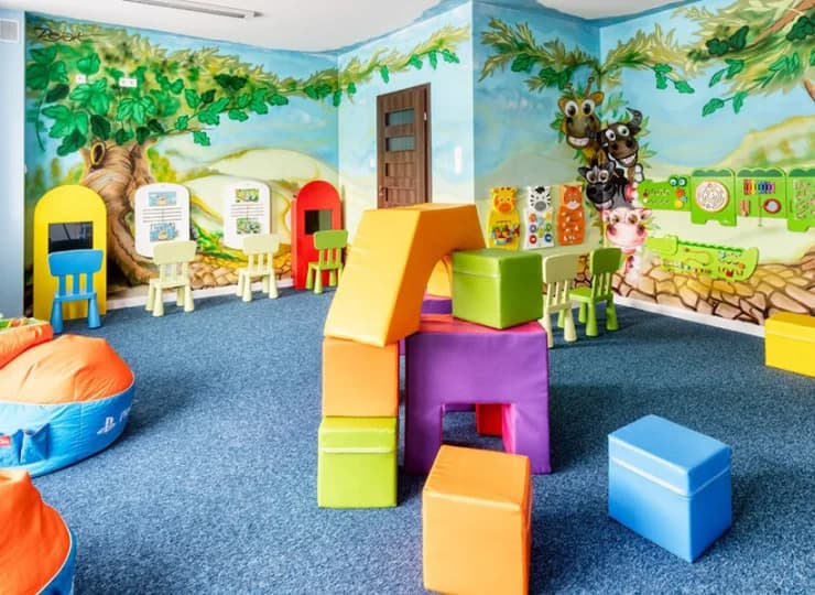 Na najmłodszych czeka kolorowa sala zabaw. To miejsce przyjazne dzieciom
