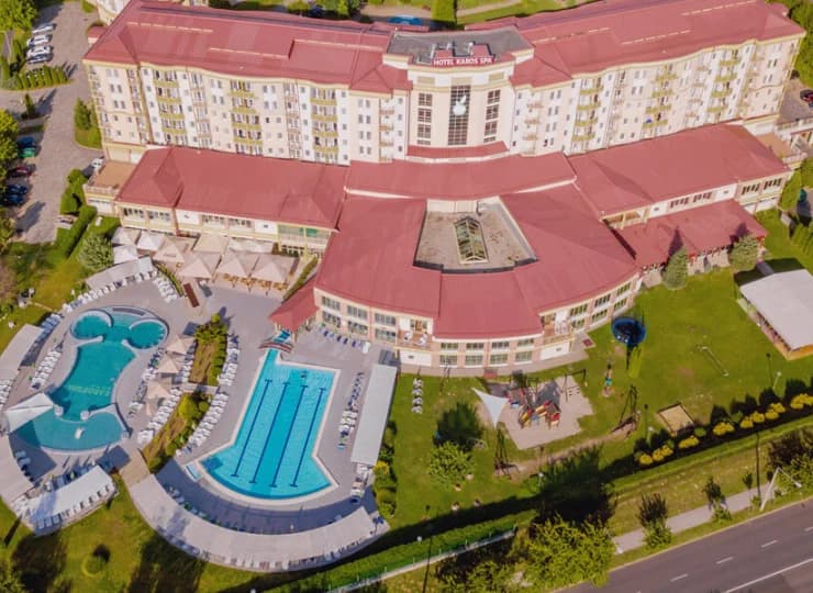 Hotel Karos zajmuje duży teren otoczony parkiem