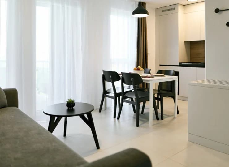 Każdy apartament ma wielofunkcyjny pokój dzienny z kuchnią i kanapą