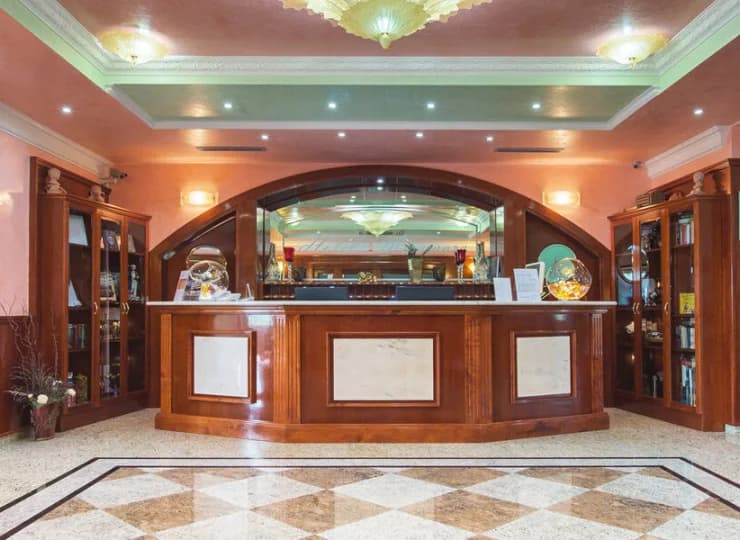 Recepcja hotelu działa całodobowo