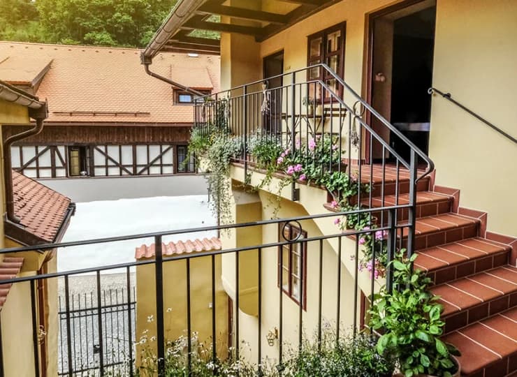 Urocze wewnętrzne przejścia na terenie hotelu