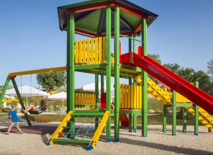 Na terenie resortu znajduje się także plac zabaw