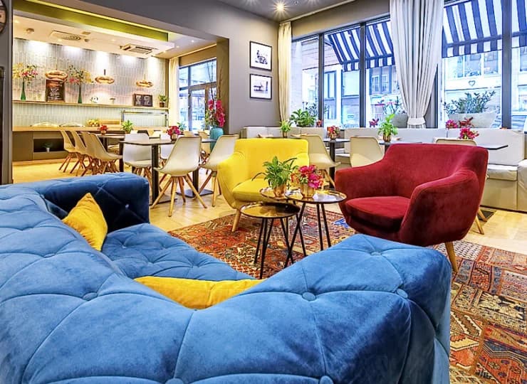 Lobby Bar to komfortowe wnętrze, by wymienić się wrażeniami z wizyty w mieście