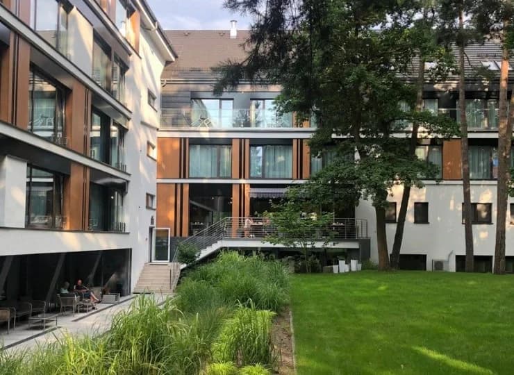 West Baltic Resort jest otoczony ogrodem porośniętym nadmorskimi sosnami