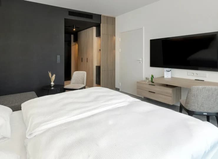 W każdym pokoju znajdziemy klimatyzację, balkon, minibar, smart TV