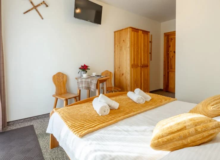 W pokojach znajdują się motywy góralskie