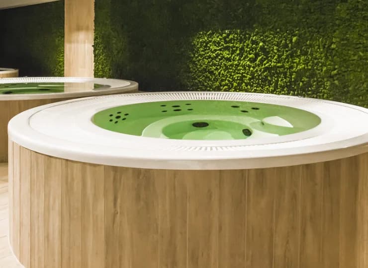 W Aquaparku znajdują się basen pływacki, basen rekreacyjny, 4 wanny jacuzzi