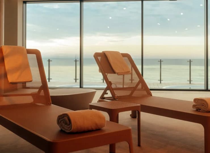 Jest też sauna fińska z panoramicznym widokiem na plażę i morze