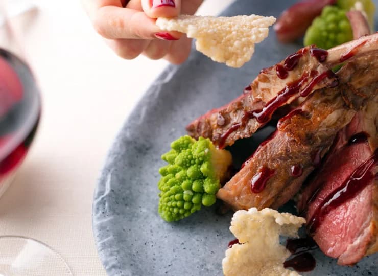 Restauracja oferuje szeroki wybór dań przygotowywanych z sezonowych składników
