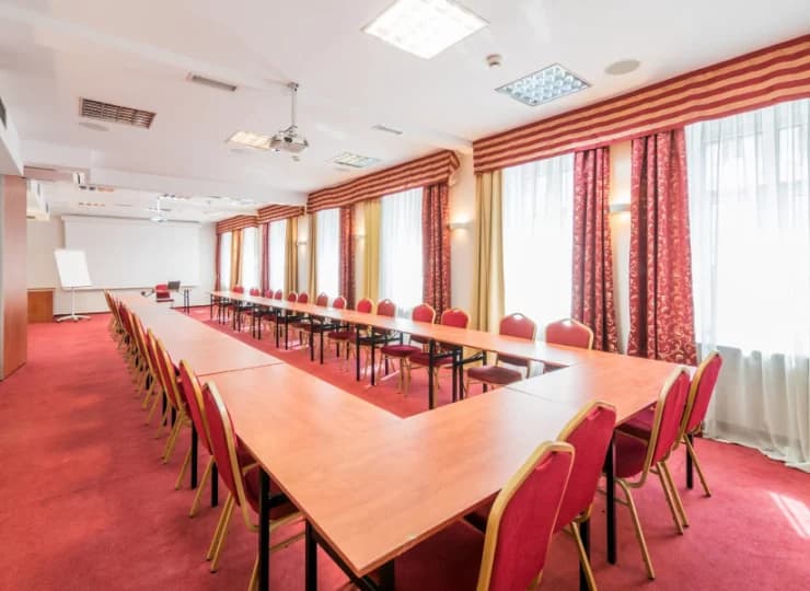 W hotelu przygotowana została także przestronna sala konferencyjna