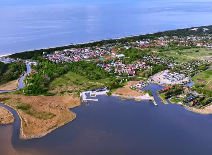 Apartamenty są położone nad jeziorem Resko
