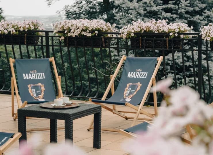 W sezonie letnim goście mogą zrelaksować się przy drinku na słonecznym tarasie