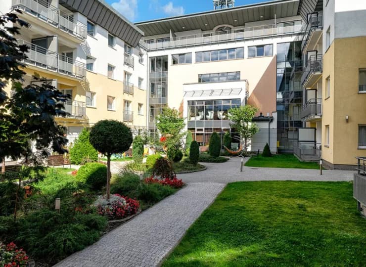 Goście mogą tutaj odpoczywać na pięknym zielonym atrium