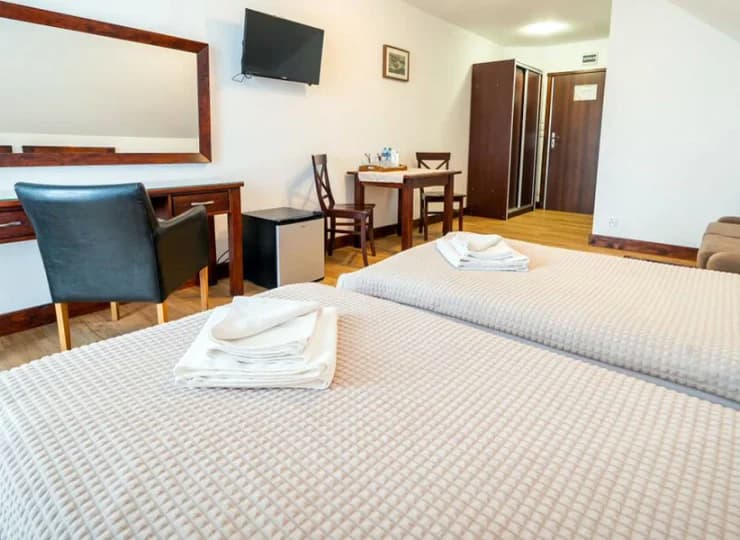 Pokój z rozkładaną sofą mogącą pełnić rolę dostawek