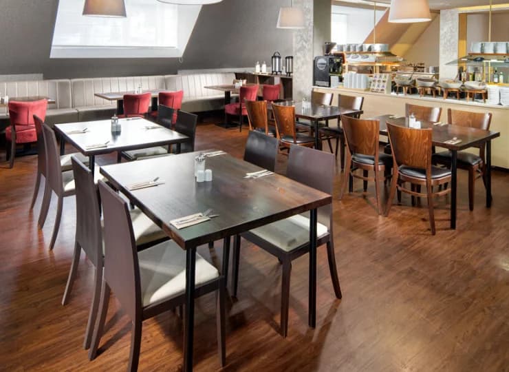 Śniadanie jest podawane w bufetowej restauracji Labe