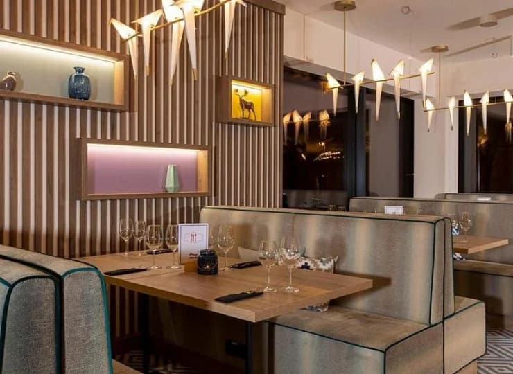 Ofertę gastronomiczną uzupełnia szeroka karta win oraz koktajli