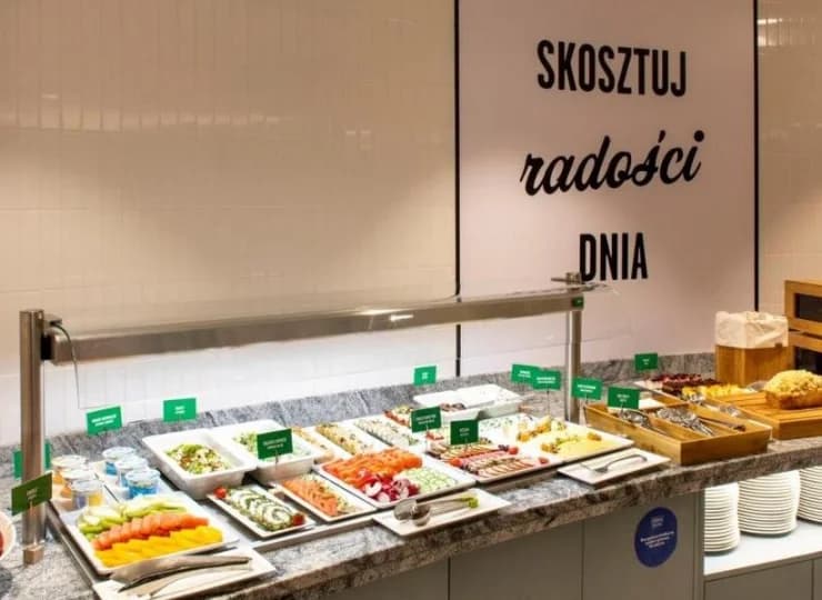 Bufet śniadaniowy jest bogaty w składniki