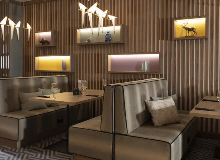 Hotelowa restauracja serwuje dania kuchni polskiej i europejskiej