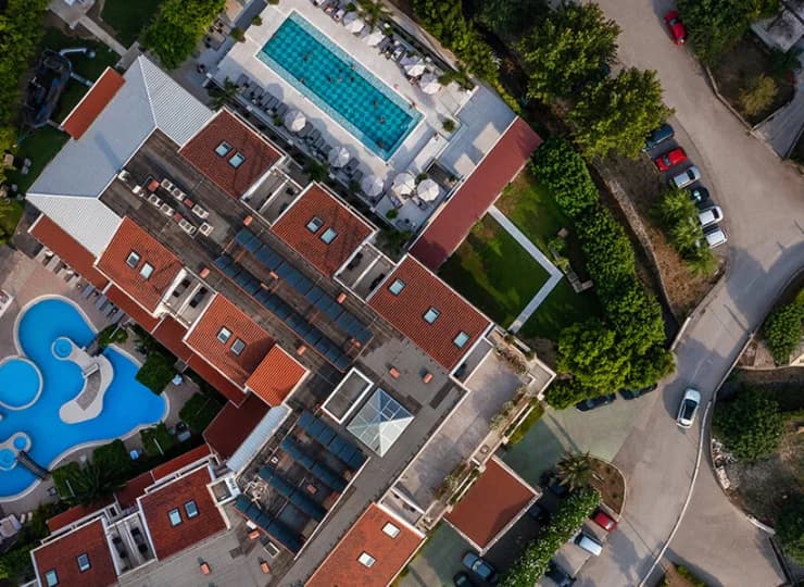 Hotel ma baseny po obu stronach zabudowań