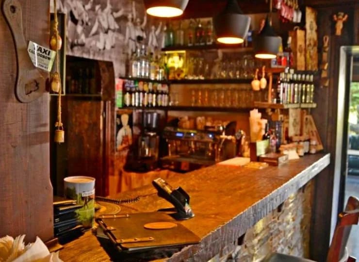 Tutejsza restauracja specjalizuje się w wędzonych rybach z górskiego potoku