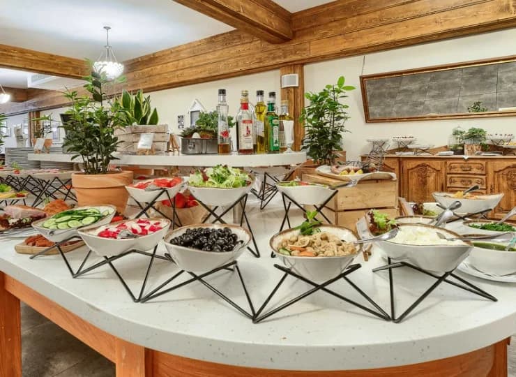 W hotelu działają dwie eleganckie restauracje oraz 2 drink bary