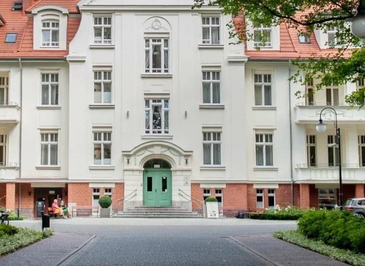 Część hotelowa znajduje się w zabytkowym ponad 100-letnim budynku