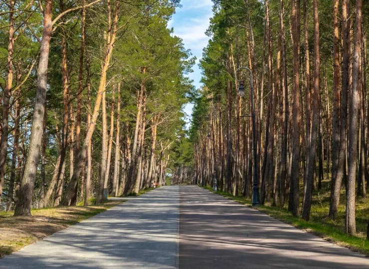 W pobliżu biegnie nadmorska ścieżka spacerowa i rowerowa