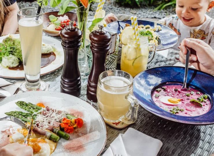 W ofercie są dania mięsne, dania dla jaroszy i wegan oraz menu dziecięce