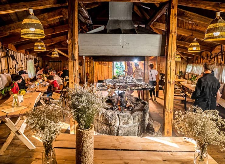 Oprócz restauracji mieści się także nastrojowa Chata Grillowa