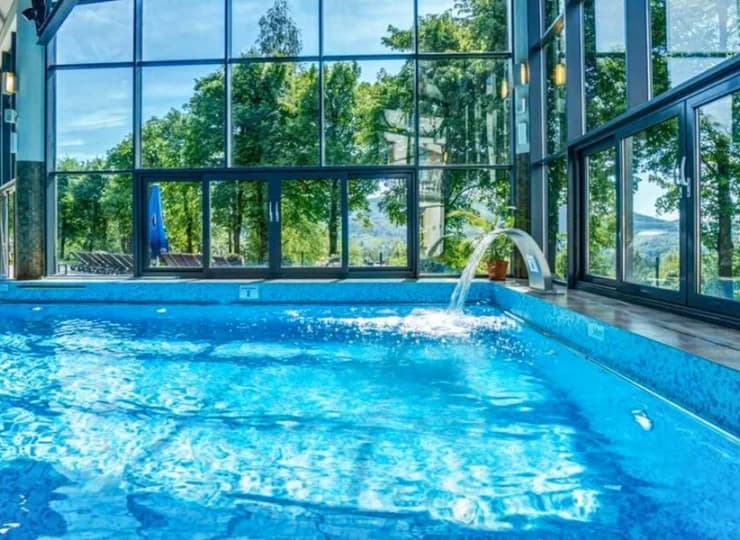 Sercem strefy wellness jest basen z przeciwprądem i kaskadą