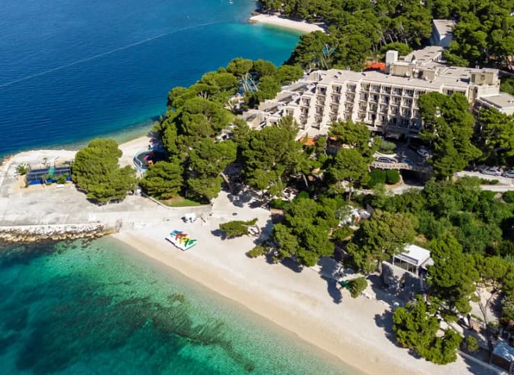 Bluesun Hotel Soline**** znajduje się nad samym Adriatykiem