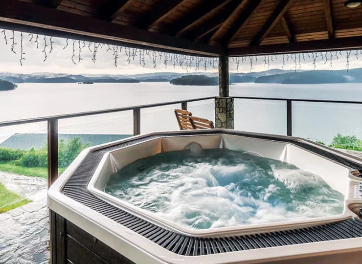 Pokój Superior Plus ma 8-osobowe jacuzzi na tarasie z widokiem na Jez. Solińskie