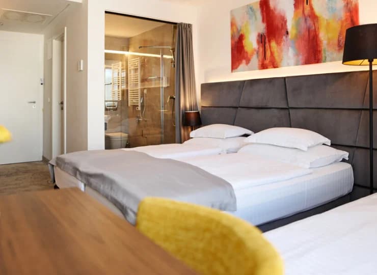 Pokoje wyposażono w telewizor z płaski ekranem, WiFi i minibar