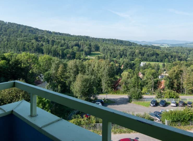 Takie widoki rozciągają się z balkonów w pokojach