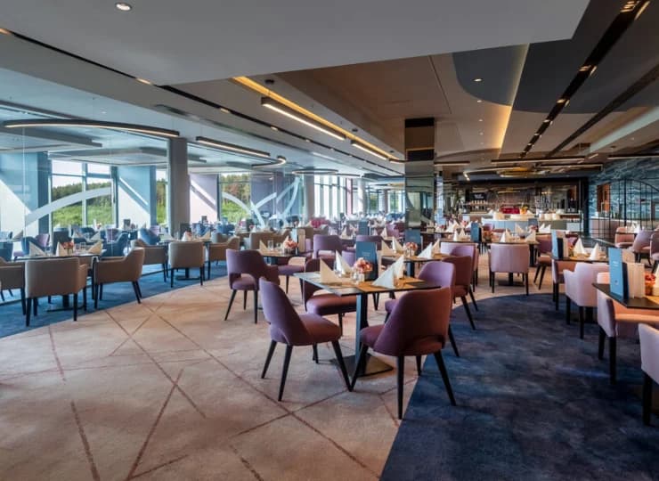 Hotelowa restauracja jest bardzo przestronna