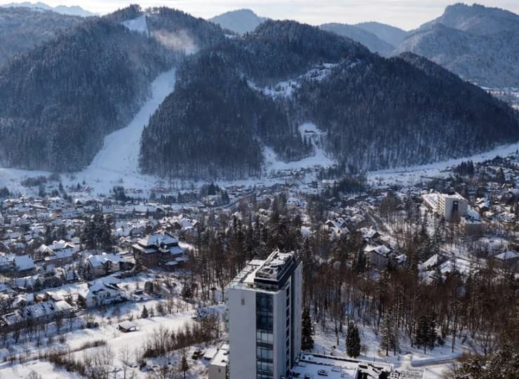 Z hotelu widać trasy narciarskie na Palenicy