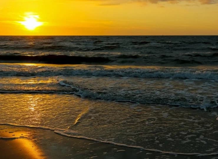 Wystarczy kilka minut spacerem, aby znaleźć się na piaszczystej plaży