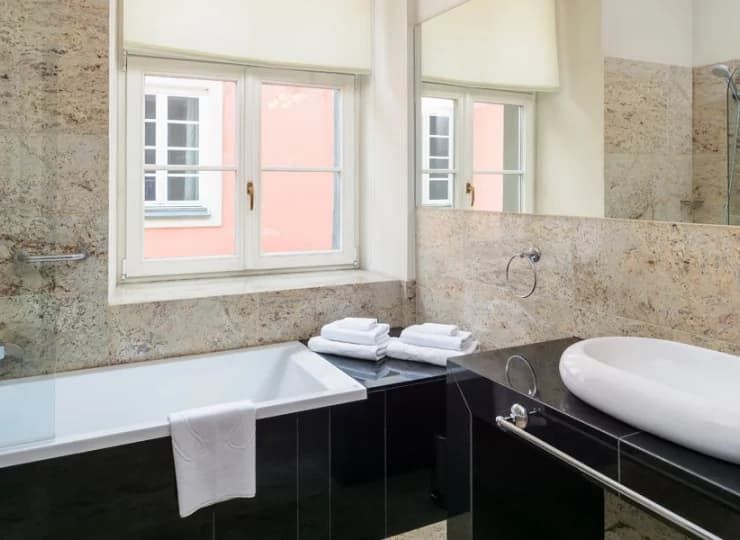 W łazienkach użyto wysokiej jakości materiałów