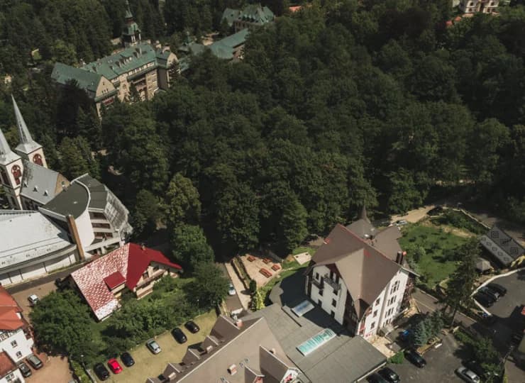Hotel sąsiaduje z Domem Zdrojowym, Pijalnią Wód i deptakiem